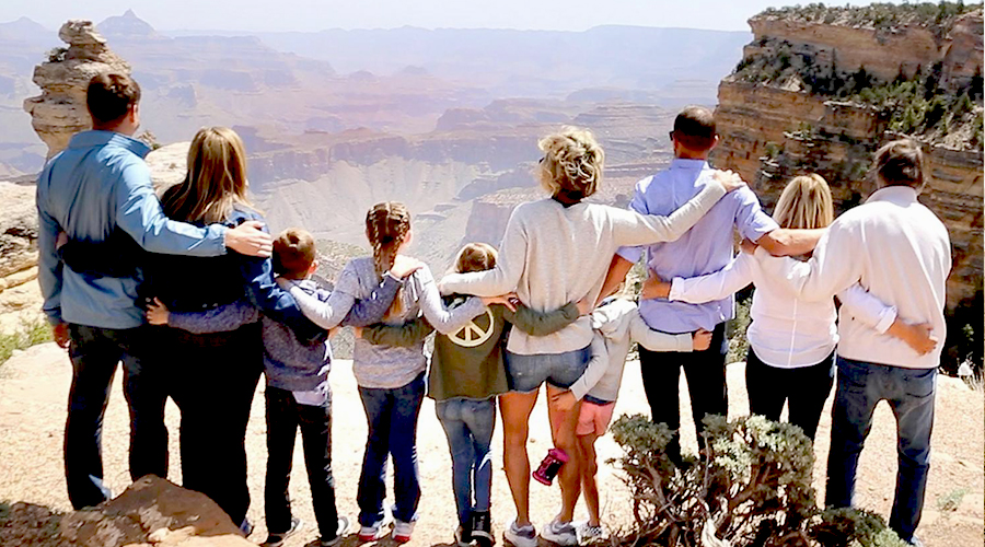 Grand Canyon South Rim Family Viewing the Canyon 900 x 500